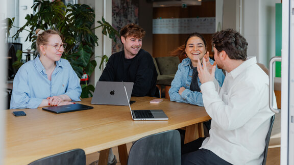 Team Nelly Solutions in einer Besprechung