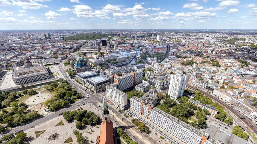 Luftaufnahme von Berlin mit der St.-Matthäus-Kirche im Vordergrund und dem Potsdamer Platz im Hintergrund bei klarem Himmel