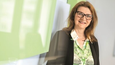 Das Bild zeigt Monika Freimuth, Geschäftsführerin der Sumerius GmbH