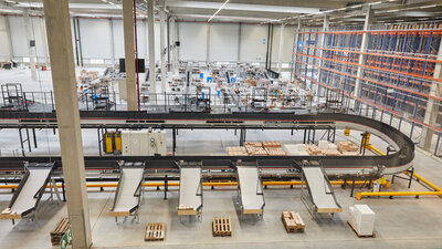 Blick in eine Logistikhalle von flaconi