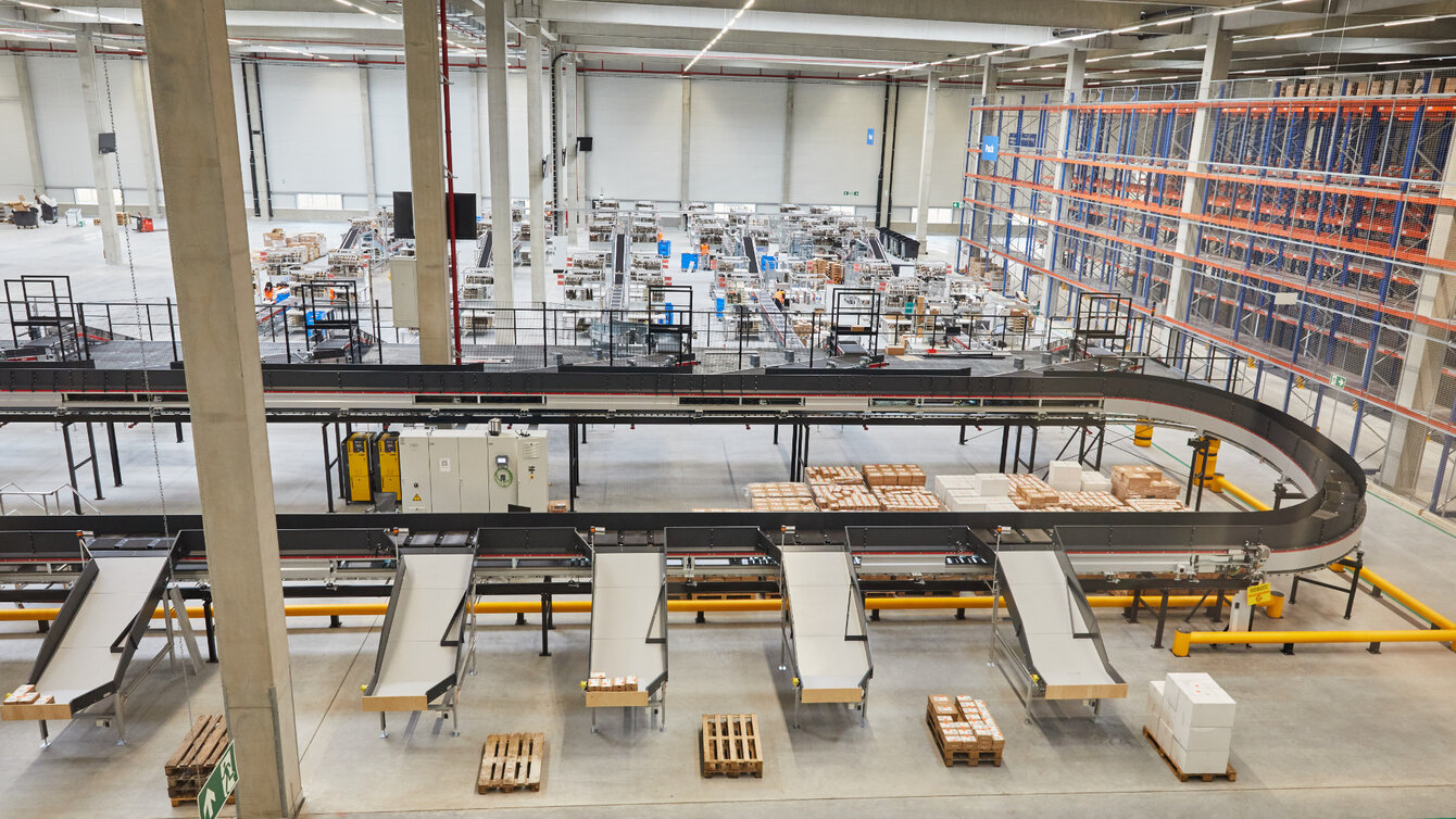 Blick in eine Logistikhalle von flaconi