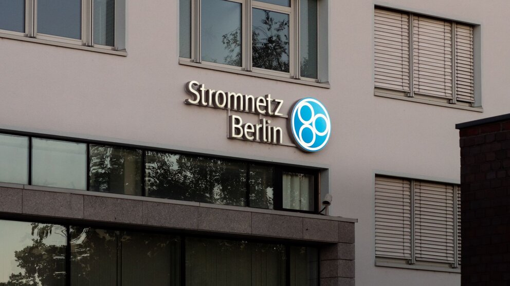 Zu sehen ist eine Hausfassade mit mehreren Fenstern. Daran angebracht ist das Logo von Stromnetz Berlin.