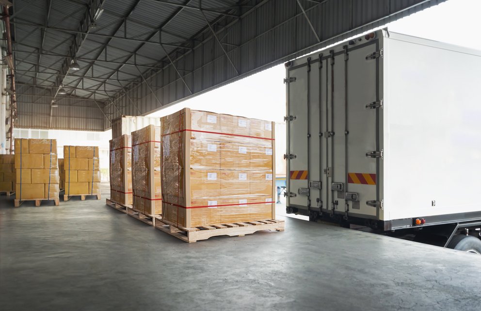 Paletten mit Waren werden auf LKW verladen