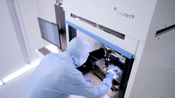 Mitarbeiter bedient Finetech-Maschinen