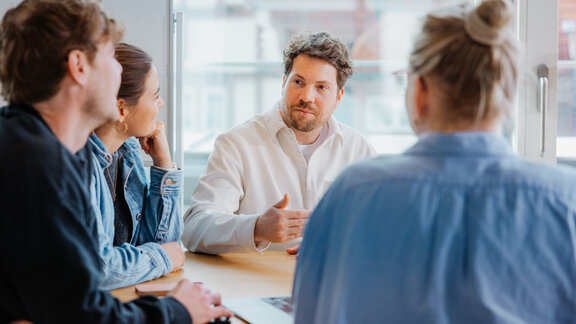 Mitarbeitende von Nelly Solutions im Meeting.