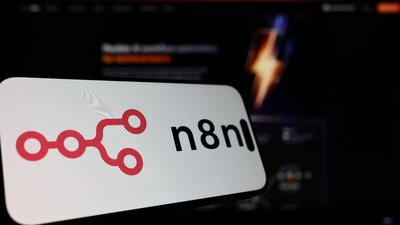Zu sehen ist der Bildschirm eines Handys, darauf das Logo des KI-Start-ups n8n aus Berlin.
