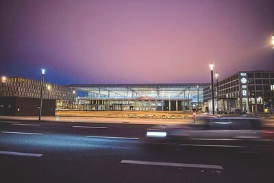 Foto des Berliner Hauptbahnhofs bei Nacht