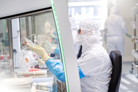 Eine Person arbeitet in einem Labor von Medios