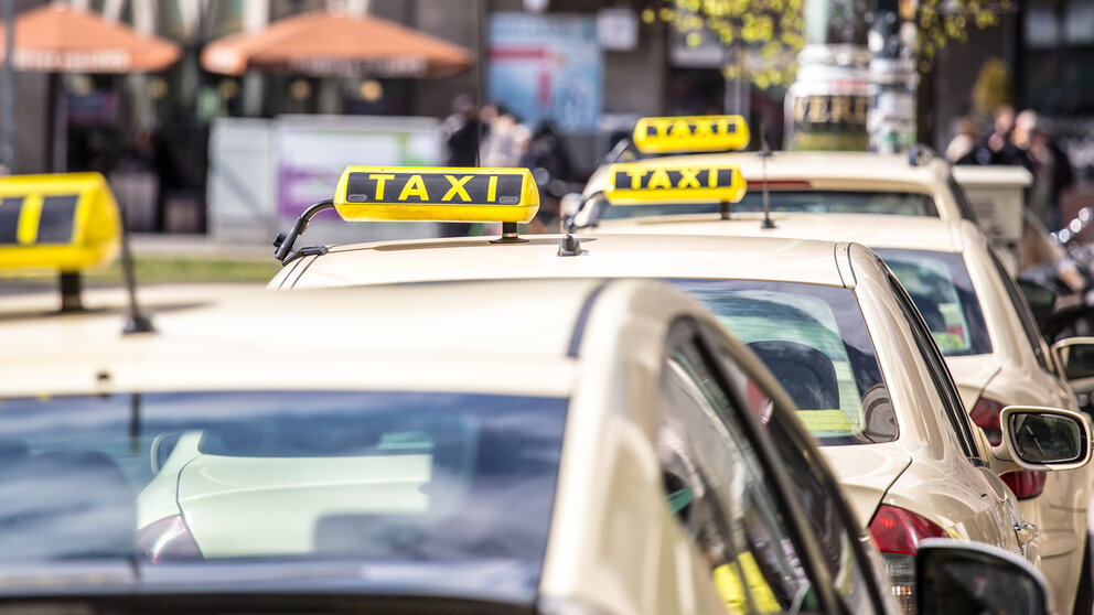 Taxis stehen in einer Reihe und warten auf Fahrgäste