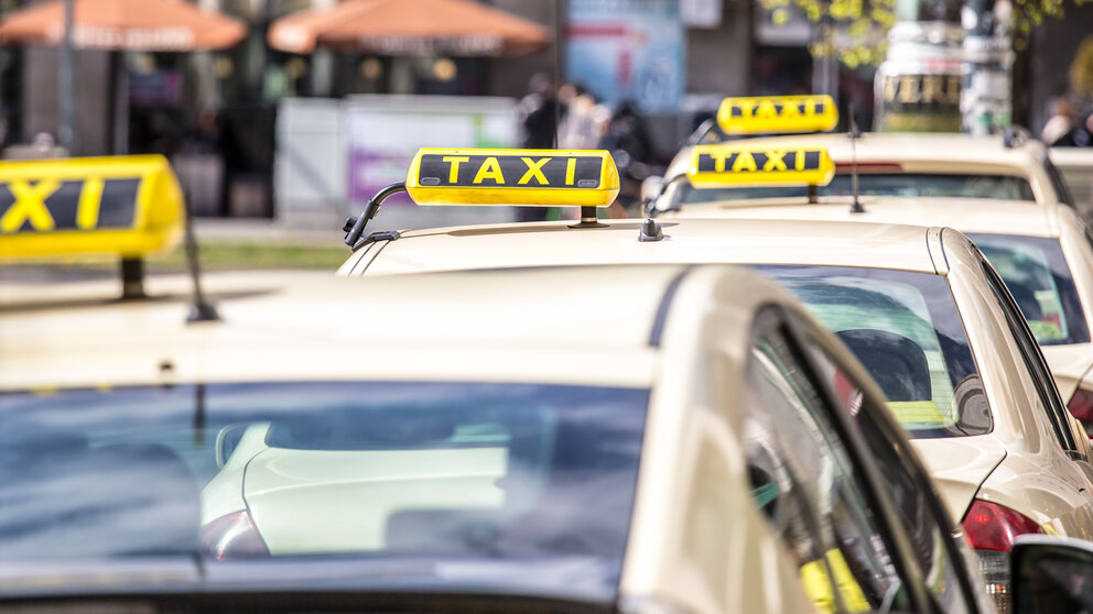 Taxis stehen in einer Reihe und warten auf Fahrgäste