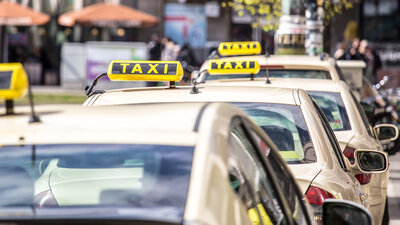Taxis stehen in einer Reihe und warten auf Fahrgäste