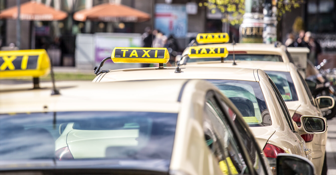 Taxis stehen in einer Reihe und warten auf Fahrgäste