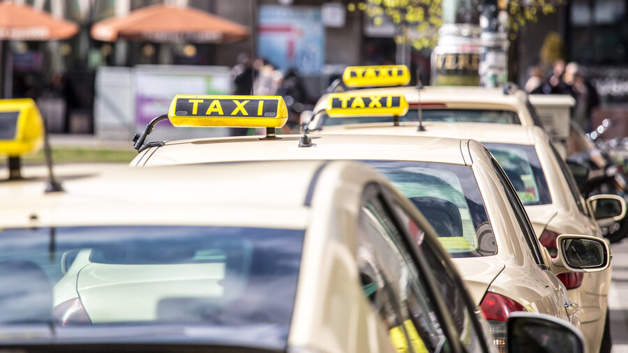 Taxis stehen in einer Reihe und warten auf Fahrgäste