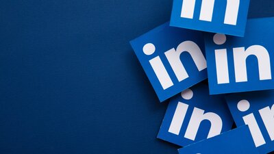 Zu sehen ist das Logo der Plattform LinkedIn, ein weißes "in" auf einem blauen Quadrat.