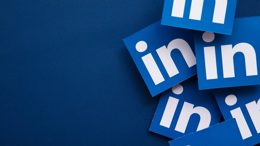 Zu sehen ist das Logo der Plattform LinkedIn, ein weißes "in" auf einem blauen Quadrat.