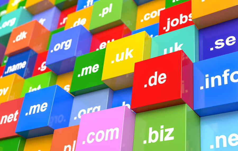 verschiedenste Domainendungen sind in farbigen Kästen abgebildet