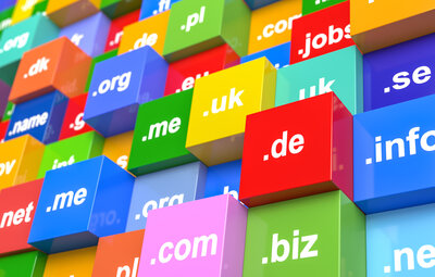 verschiedenste Domainendungen sind in farbigen Kästen abgebildet