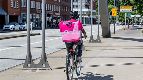 Ein Flink Rider auf einem Fahrrad