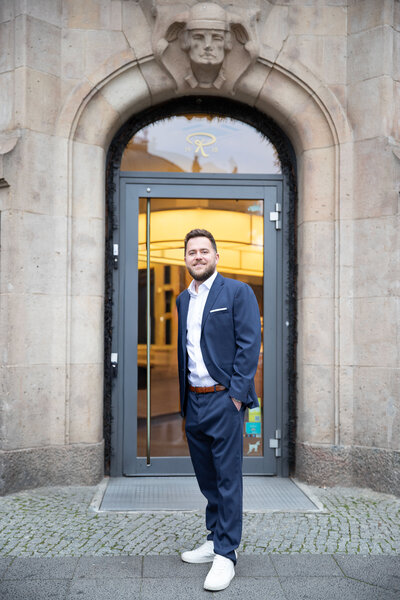 Robert Rausch vor dem Eingang des Rausch-Geschäfts in Berlin