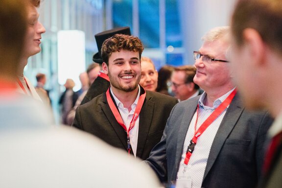 Gespräch zwischen Unternehmern zum Jahresauftakt