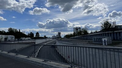 Man blickt auf einen Teil der Stadtautobahn A100 in Berlin.