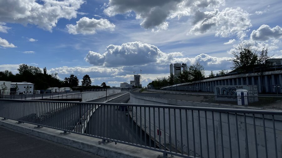 Man blickt auf einen Teil der Stadtautobahn A100 in Berlin.