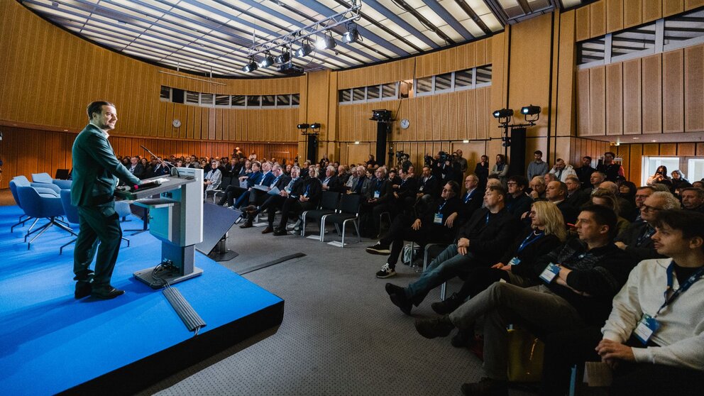 IHK-Vizepräsident Robert Rückel hält eine Rede vor Publikum im Großen Saal des Ludwig Erhardt Hauses