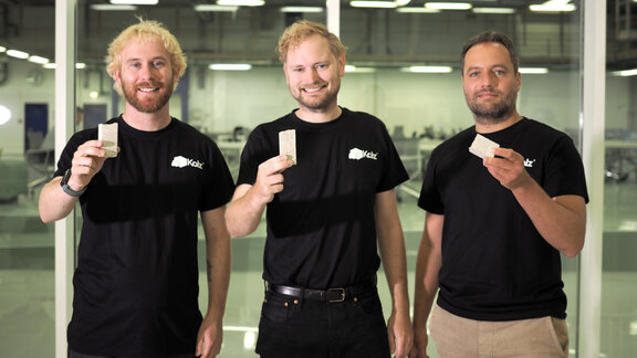 Das Kalz-Gründungsteam Dr. Jason Collis (CRO), Dr. Till Strunge (CEO) und Dr. Dario Kremer (CTO) (von links nach rechts) am neuen Produktionsstandort.