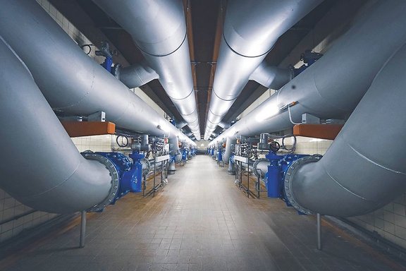 Metallische Rohre der unterirdischen Wasserversorgung in Berlin.
