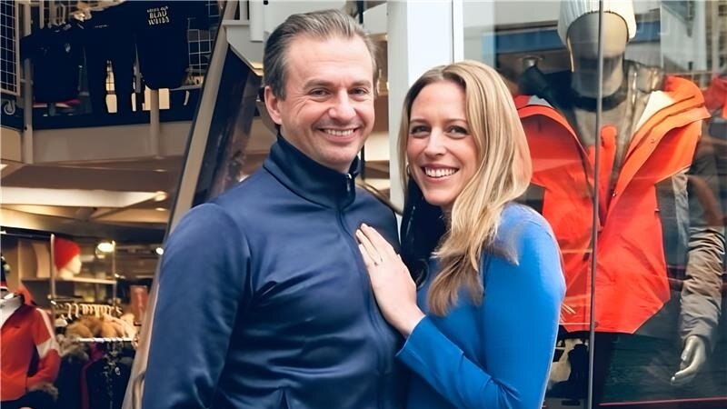 Ein Mann und eine Frau lächeln in die Kamera, es sind Benjamin und Jana Plötz