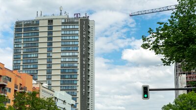 Zu sehen ist ein Hochhaus vor wolkigem Himmel. Es handelt sich um die Technische Universität Berlin.