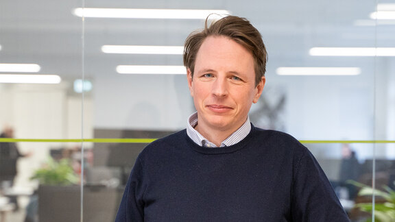 Ein Mann schaut souverän und freundlich in die Kamera. Es ist Sebastian Seelig vom Buro Happold