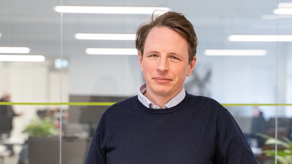 Ein Mann schaut souverän und freundlich in die Kamera. Es ist Sebastian Seelig vom Buro Happold