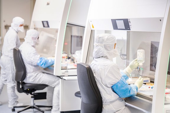 Mitarbeiter in einem Labor von Medios