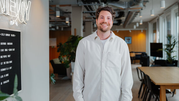 Nelly-Solutions-CEO Niklas Radner im Büro.