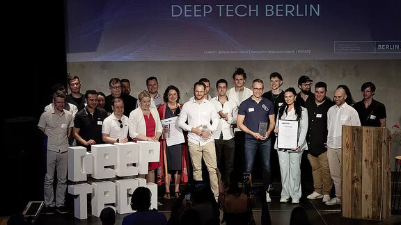 Die Gewinner des Deep tech Awards 2025 auf der Bühne. 