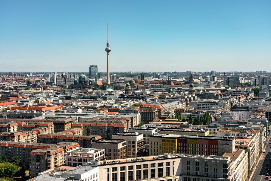 Zu sehen ist Berlin aus Vogelperspektive.