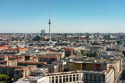 Zu sehen ist Berlin aus Vogelperspektive.