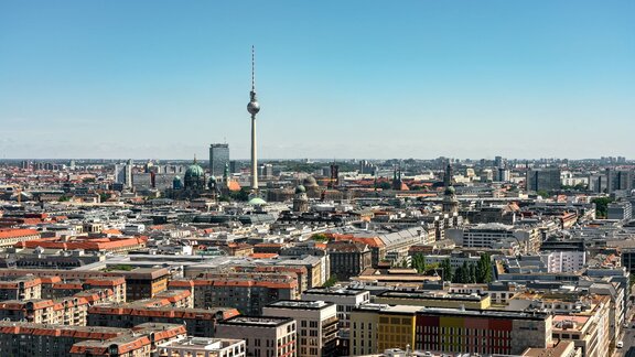 Zu sehen ist Berlin aus Vogelperspektive.