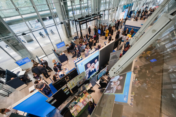 Atmosphärische Aufnahme vom Jakobb‑Kongress mit Fokus auf Besucher:innen