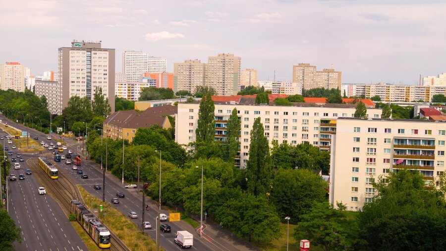 Blick auf eine Straße und mehrere Wohnblöcke in Berlin-Lichtenberg.