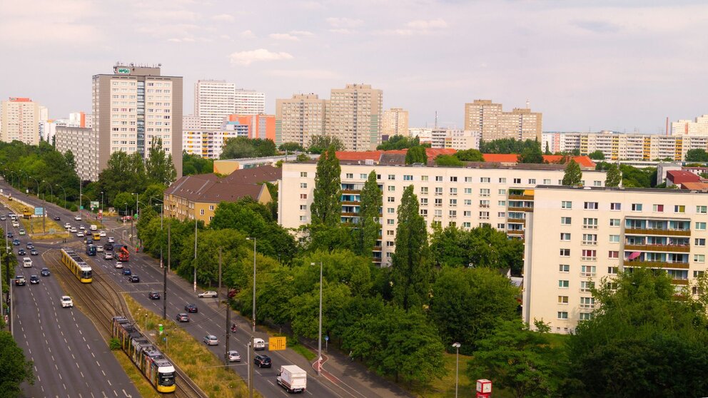 Blick auf eine Straße und mehrere Wohnblöcke in Berlin-Lichtenberg.