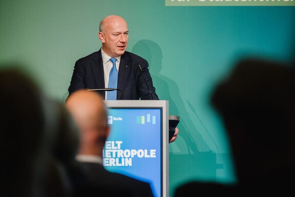 Der Berliner Bürgermeister Kai Wegner hält eine Rede auf einem Kongress der IHK Berlin.