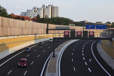 Symbolbild für eine Autobahn mit Geschwindigkeitsbegrenzung.