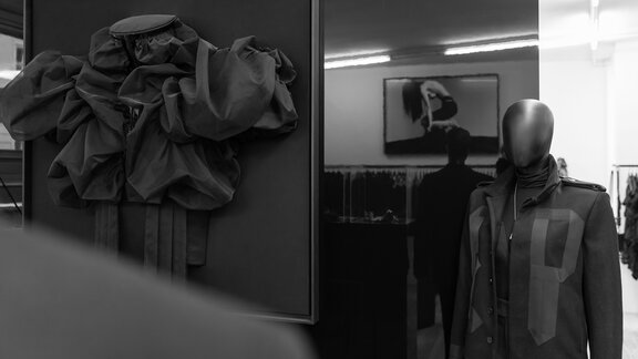 Schwar-Weiß-Bild eines Designerladens. Zu sehen sind Designs von Esther Perbandt.