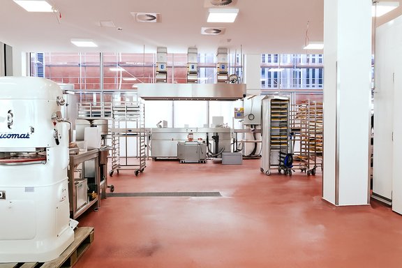 Große Bäckerei mit industriellen Backöfen, Rührmaschinen und Backblechen in Hamburg