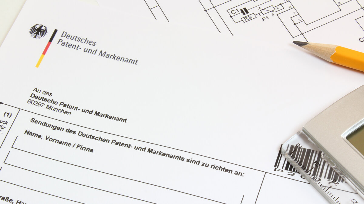 Anmeldeformular vom Deutschen Patent- und Markenamt mit einem Bleistift und Lineal