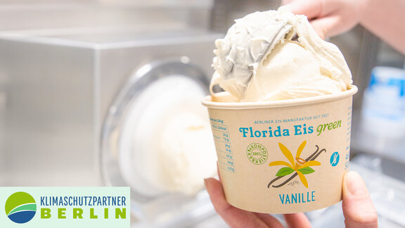 Florida Eis wird in Becher portioniert
