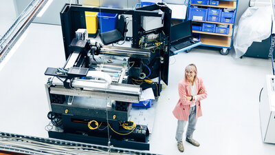 Carlotta Baumann in der Finetech Produktion