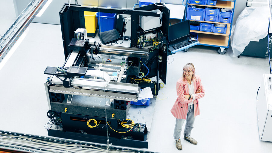 Carlotta Baumann in der Finetech Produktion